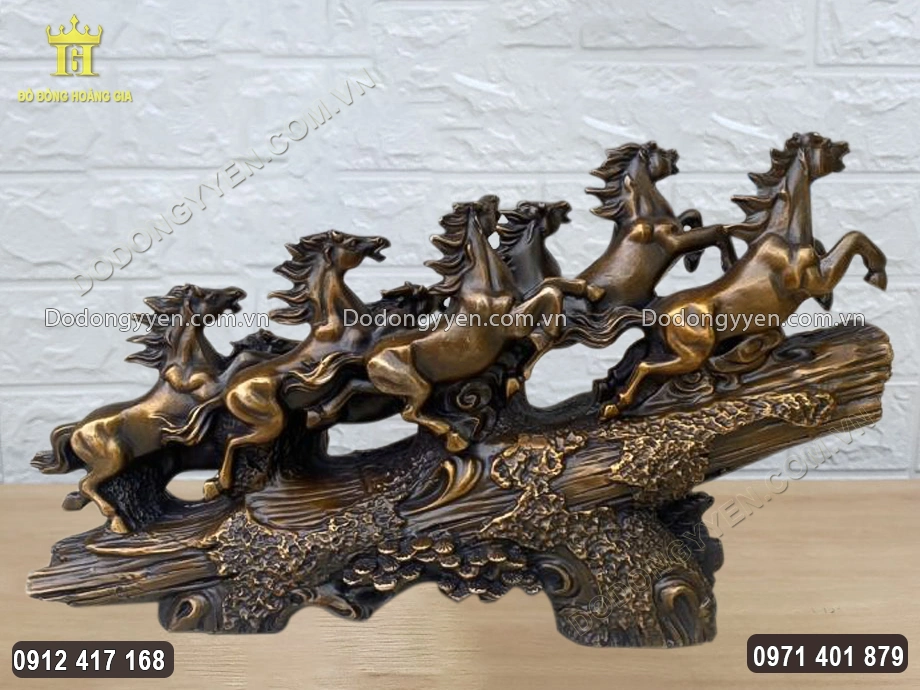 H&igrave;nh ảnh ph&iacute;a sau của bức tượng đồng